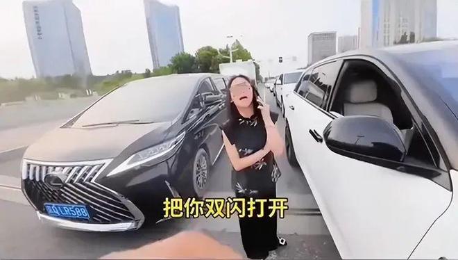 续：女司机气到流产公布完整行车记录仪凯发K8旗舰厅河北女司机与骑手冲突后(图3)
