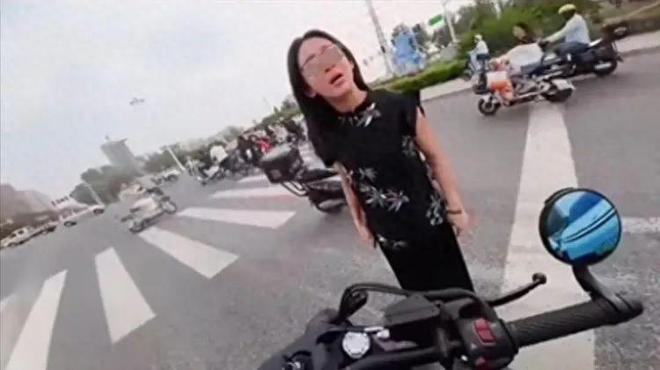 续：女司机气到流产公布完整行车记录仪凯发K8旗舰厅河北女司机与骑手冲突后(图15)